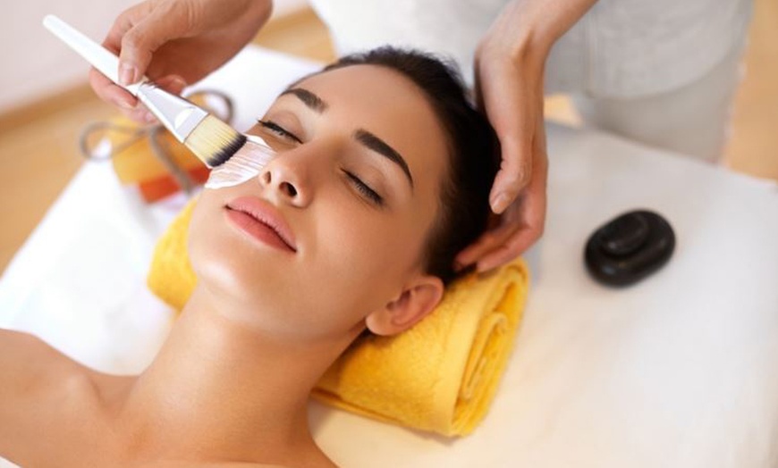 Image 1: Soin du visage au choix, épilation et teinture des sourcils en option