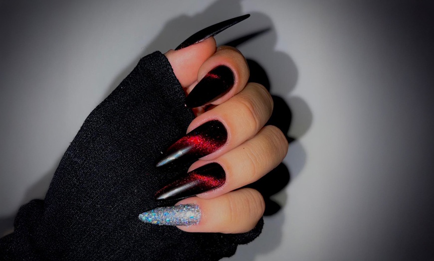 Image 2: Manicura y/o pedicura con esmaltado tradicional o semipermanente