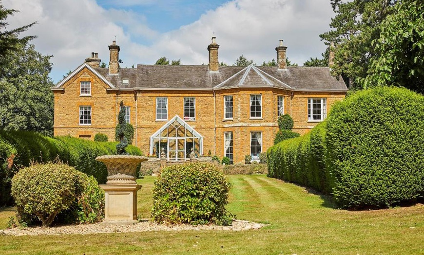 Image 2: Northamptonshire: 4* Stay with Breakfast and Dinner Credit