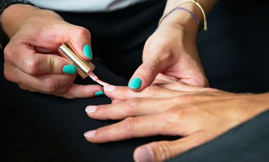 Image 12: 1 sesión de manicura, pedicura o extensión de uñas con parafina para 1