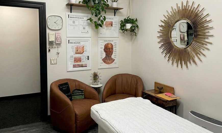 Image 2: Radiant Skin with One, Two or Three 60-Minute Customized Facial for 1