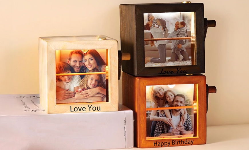 Image 10: 1 oder 2 personalisierbare Handkurbel-Fotorahmen aus Holz