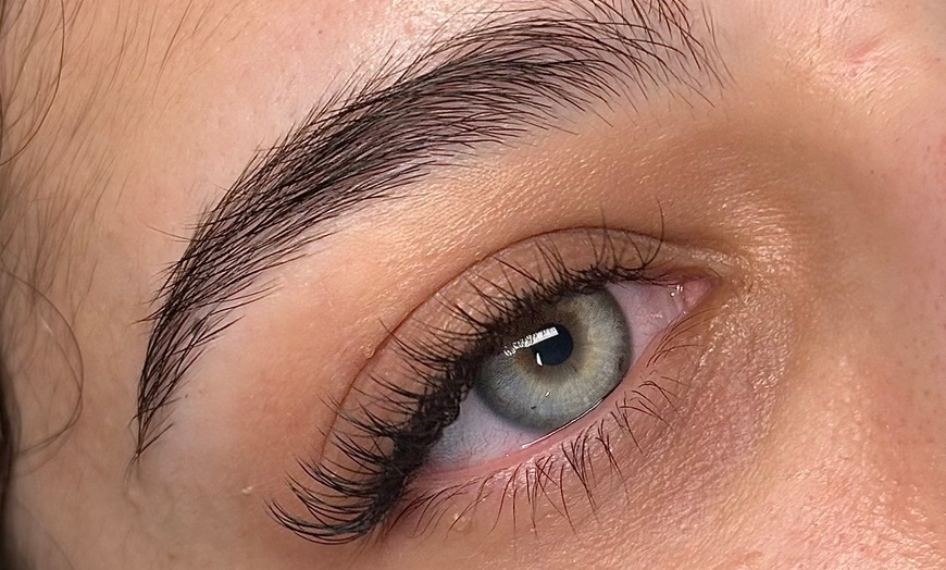 Image 2:  Sublimez le regard avec des extensions de cils sur-mesure
