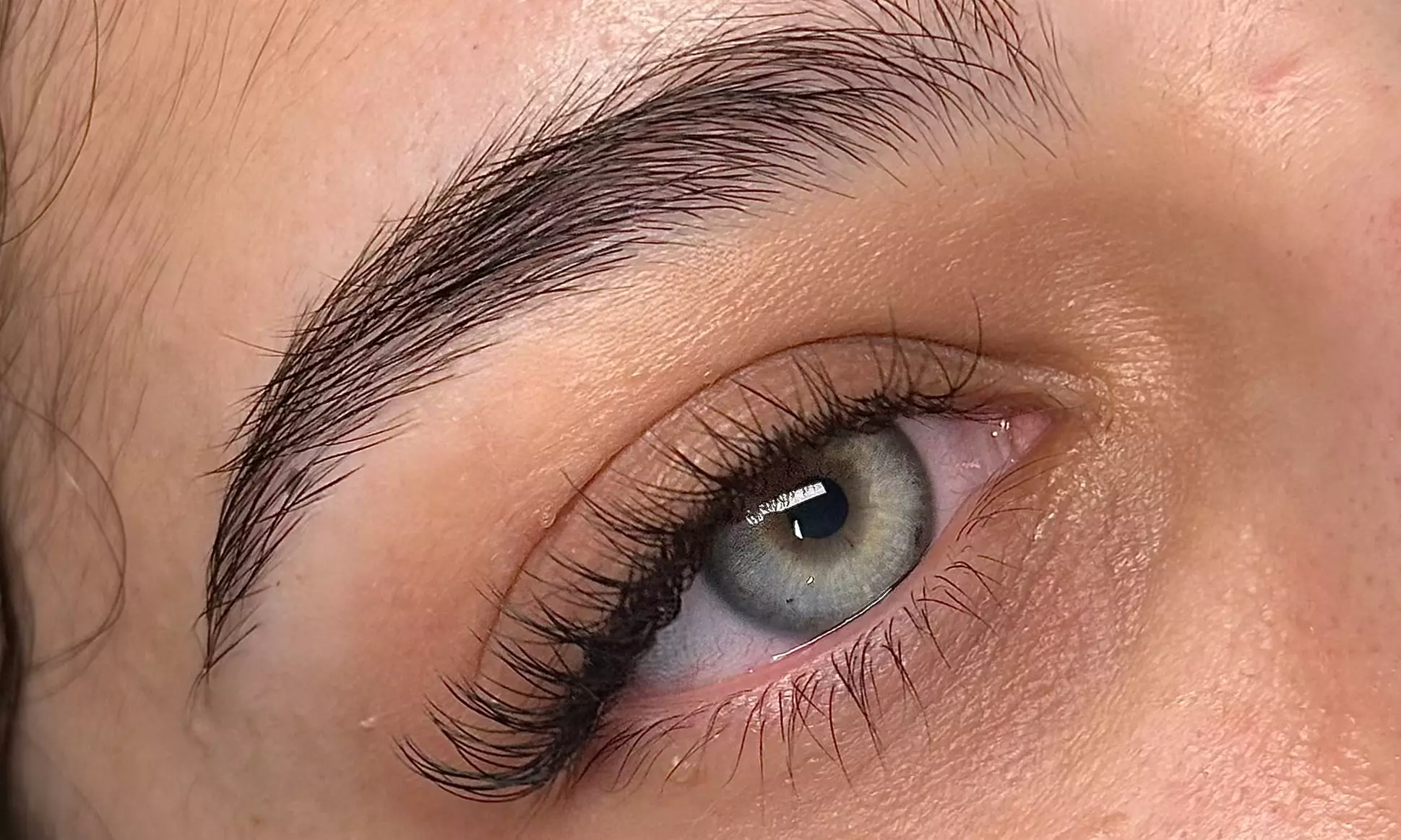 Sublimez le regard avec des extensions de cils sur-mesure