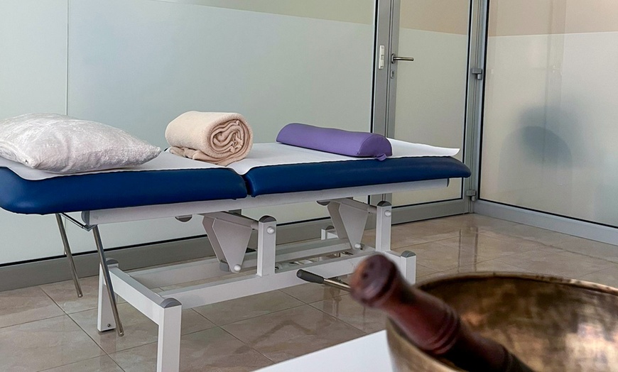 Image 2: 1 o 3 sesiones de masaje a elegir entre varias disciplinas