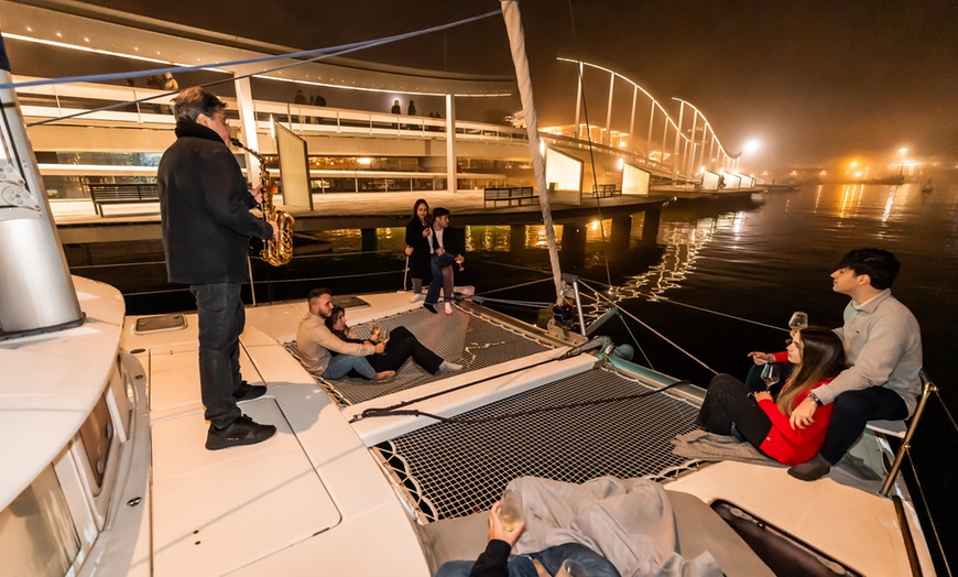 Image 13: Salida nocturna en catamarán con música en vivo para hasta 4 personas