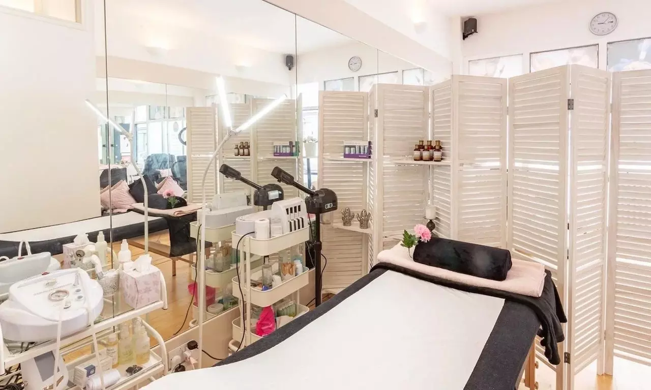 Treat Yourself or Gift Glowing Skin – HydraFacial & Pamper Packages at in Fulham (Up To 62% Off) - Second Medium