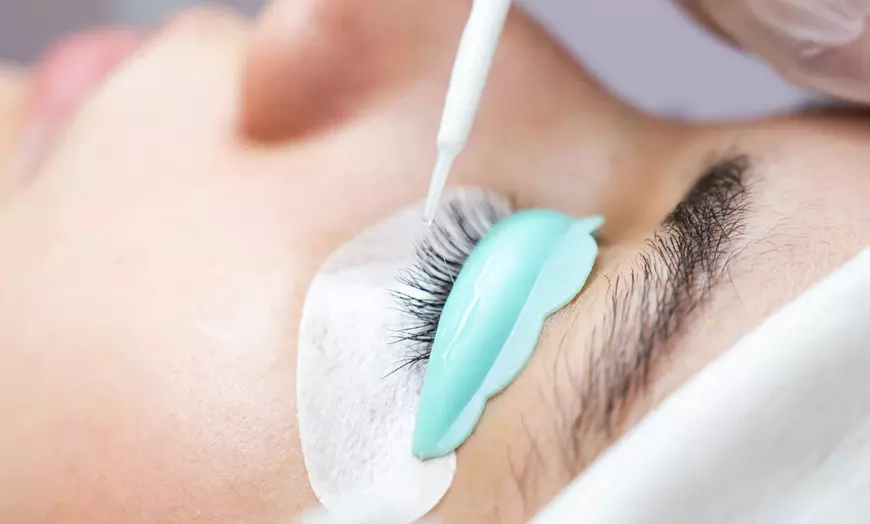 Image 2: Lifting y tinte de pestañas y/o laminado y depilación de cejas 