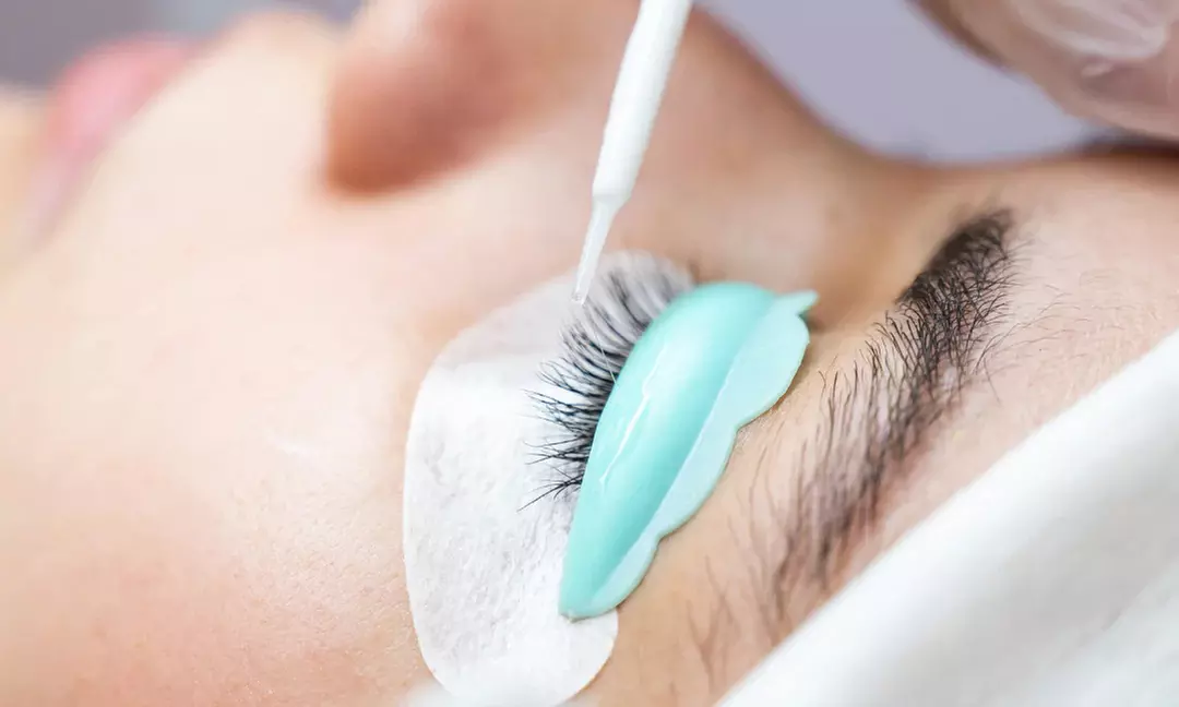 Lifting y tinte de pestañas y/o laminado y depilación de cejas