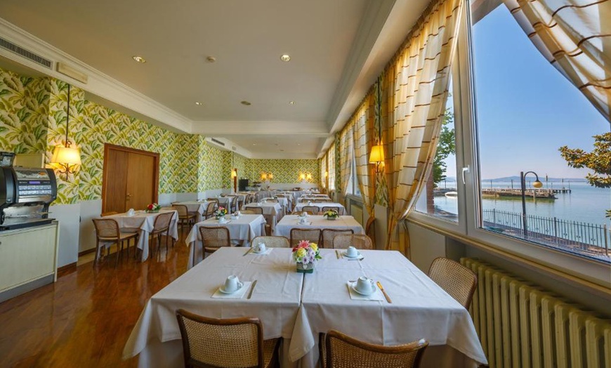 Image 9: Lago Trasimeno 4*: camera doppia con colazione o mezza pensione