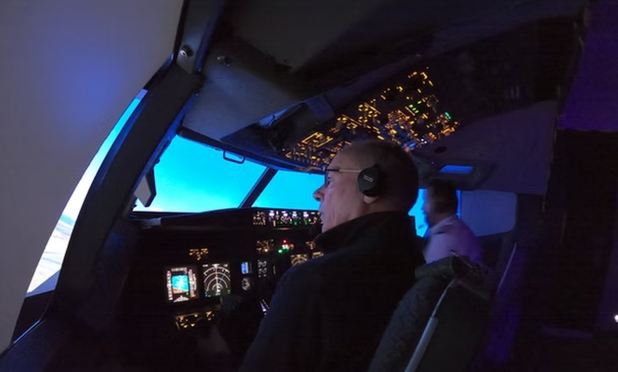 Image 8: Flight Simulator Experience at SimAir737
