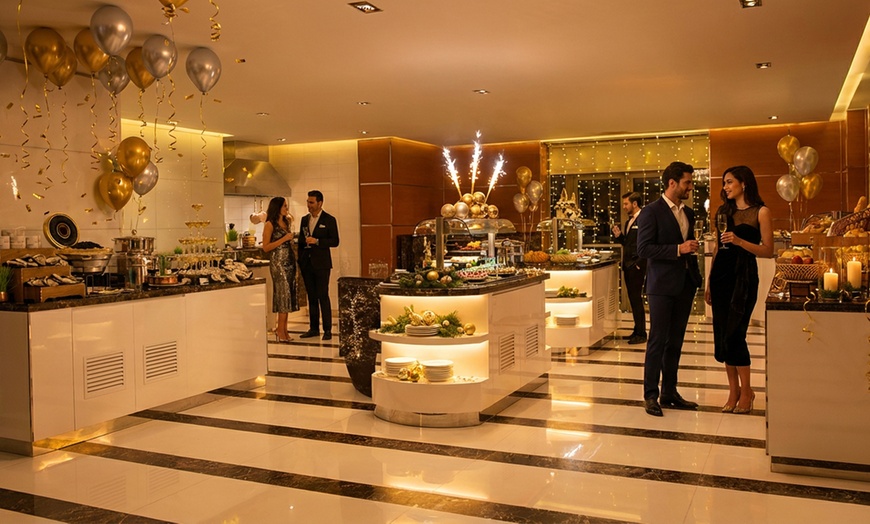 Image 1: 5* New Year's Eve Celebration w/ Beverages for Child or Up to 6 Adults