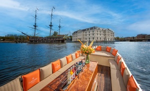 Vaar de drukte voorbij: ontdek Amsterdam vanaf het water Vaar de drukte voorbij: ontdek Amsterdam vanaf het water