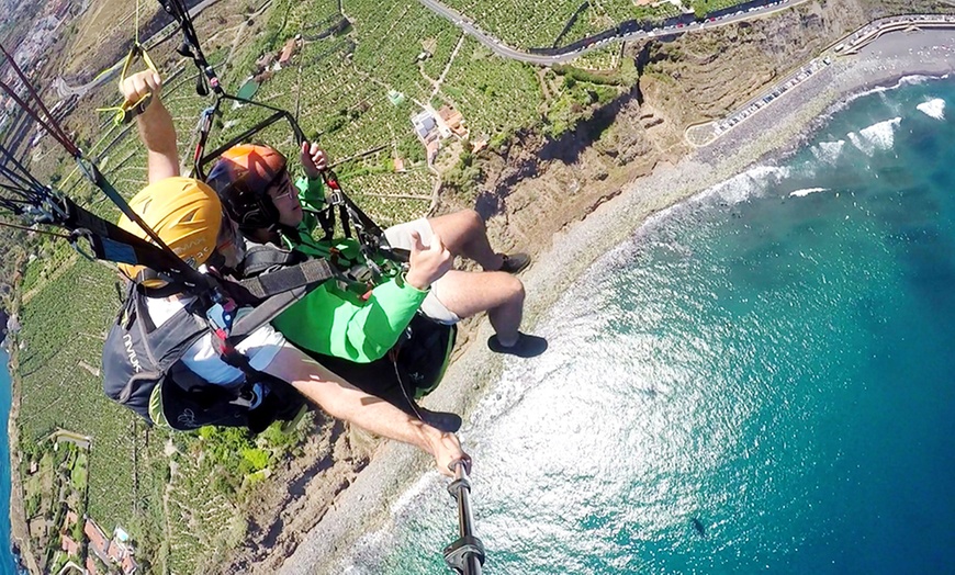 Image 2: Vuelo estándar o acrobático en parapente con video del despegue 