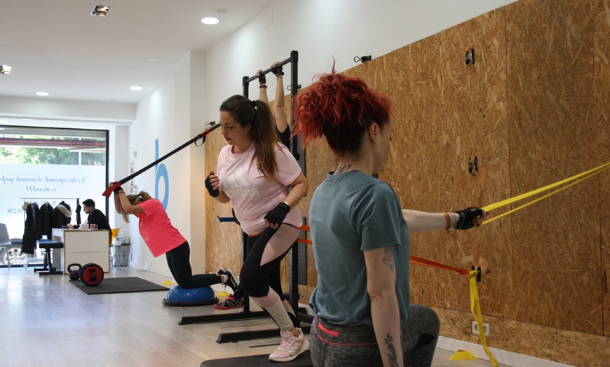 Image 1: 4, 8 o 12 clases de entrenamiento grupales (1 mes) para 1 persona 