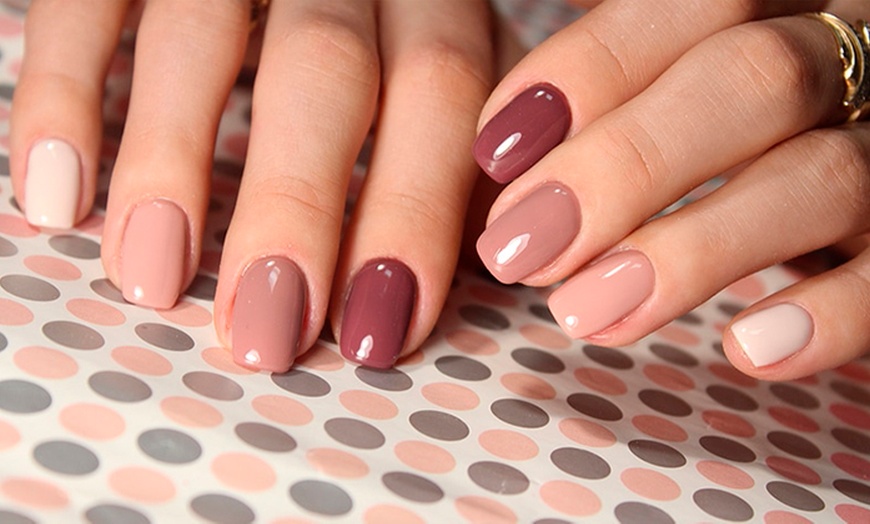 Image 2: Beauté des ongles avec Beautyglow byl