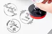 1 oder 2 personalisierbare Stempel mit eigenem Text in Design nach Wahl von Justyling (bis zu 80% sparen) - Second Medium