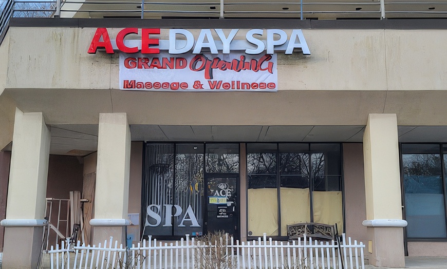 Image 5: Unwind with One 60 or 90 Minute Couples Relaxation Massage