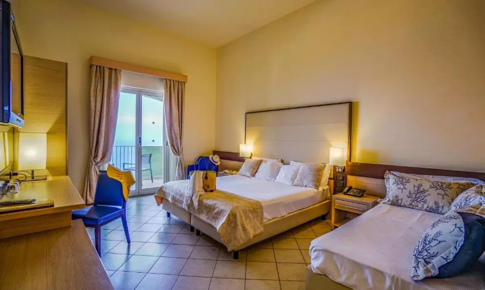 Messina 4*: soggiorno per 2, 3 o 4 persone in mezza pensione