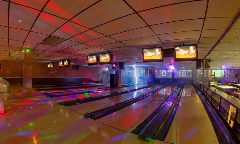 Spaß und Genuss in einem: 90 Min. Bowling inkl. 1 Pizza auf einer Bahn für bis zu 8 Personen (60% sparen)