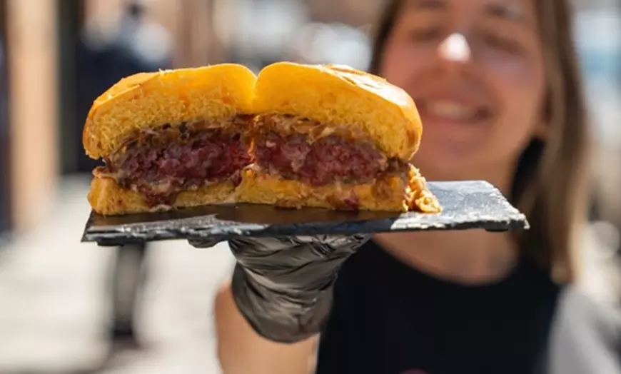 Image 3: Menú de hamburguesa con entrante, postre y bebida para 2 o 4 personas