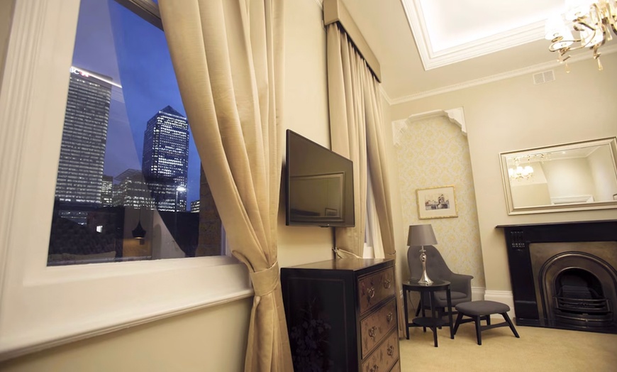 Image 5: London: Elegant 4* Stay with Breakfast