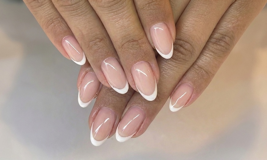 Image 4: Uñas acrílicas con opción a decoración y masaje de manos para 1