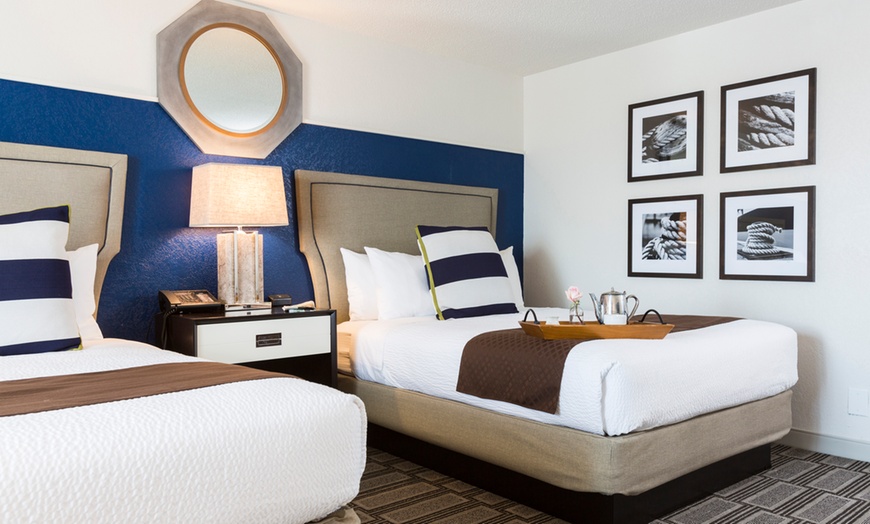 Image 3: Texas Waterfront Resort Escape with Poolside Bar & Dining Experiences