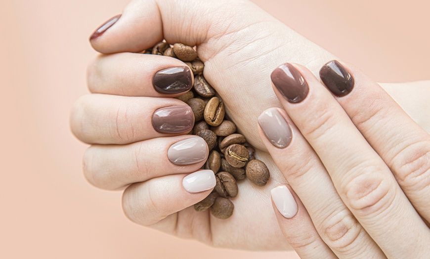 Image 6: Uñas duraderas: manicura y/o pedicura con esmaltado semipermanente