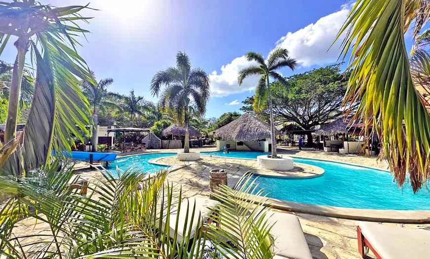 Tropical Pool & Swim-Up Bar