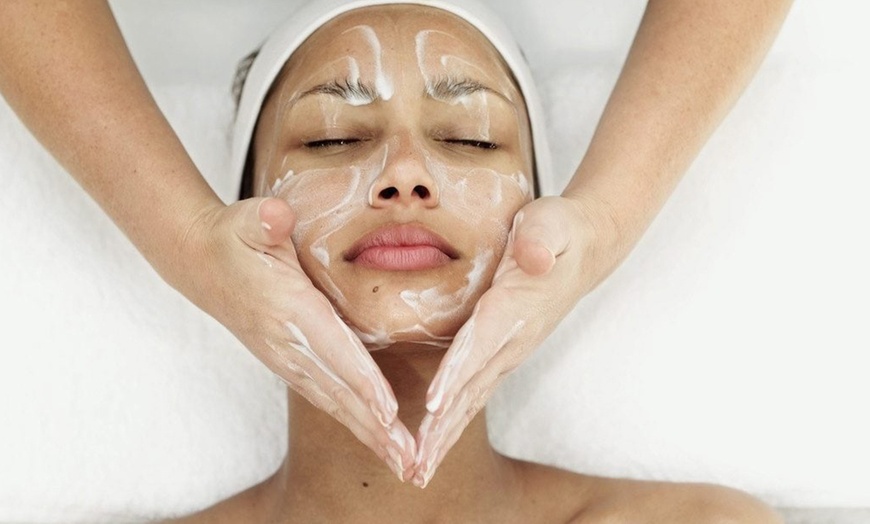 Image 4: Indulge in a 30, 60 or 90 Minute Pampering Package /Facial / Massage