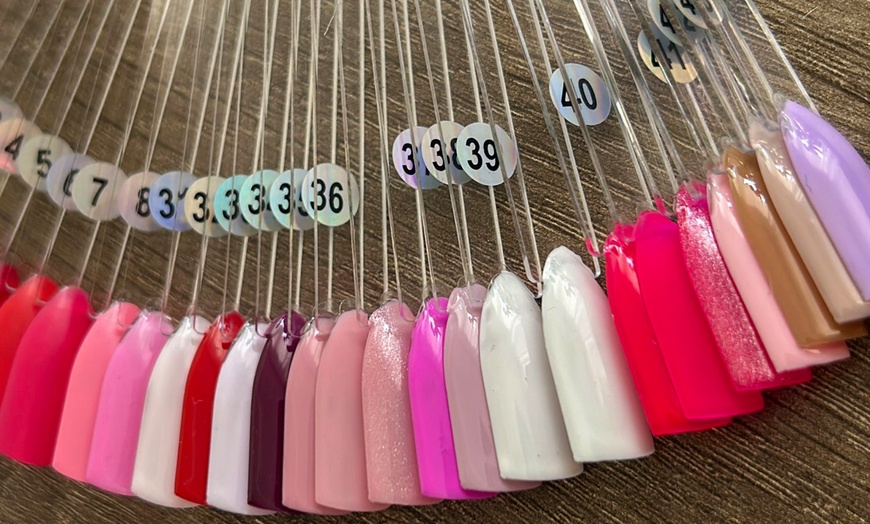 Image 4: Deluxe-Pediküre: Fußbad, Peeling, Nägel formen & Massage, opt. + Lack