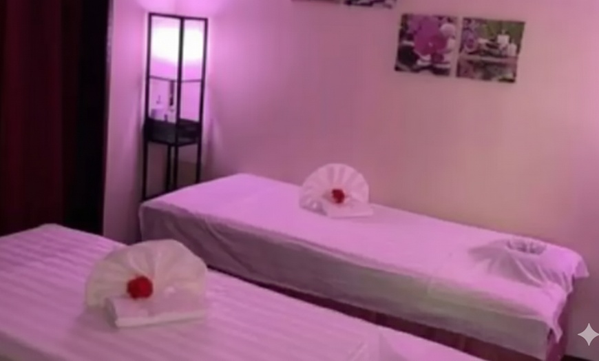 Image 1: Hot-Stone Full-Body Massage with Organic Aromatherapy in Hauppauge