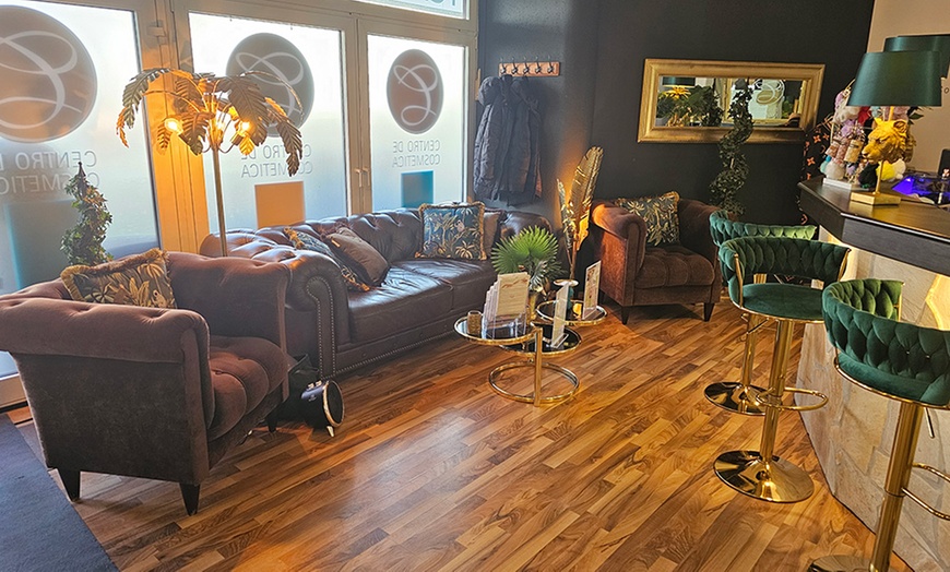 Image 3: 45 Min. Wellness Fußpflege inkl. Paraffinbad, opt. + 45 Min. Maniküre