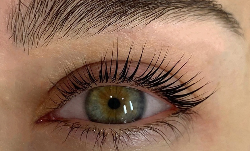 Image 11: Una mirada de impacto: lifting y tinte de pestañas