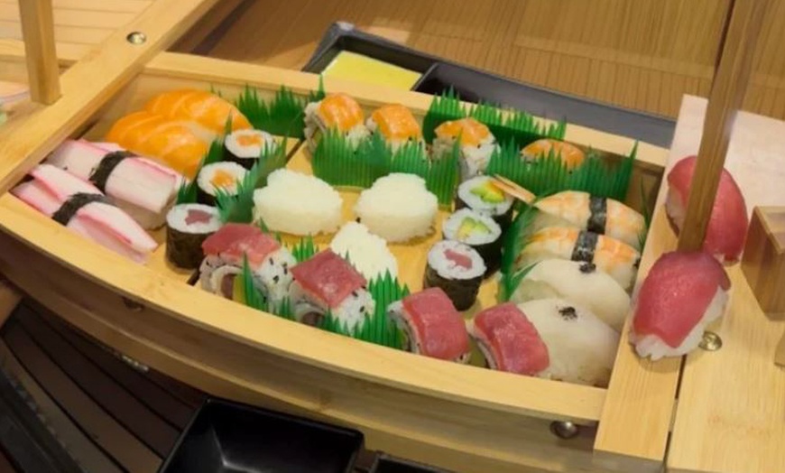 Image 12: Saborea la gastronomía japonesa con un menú de sushi para 2 o 4