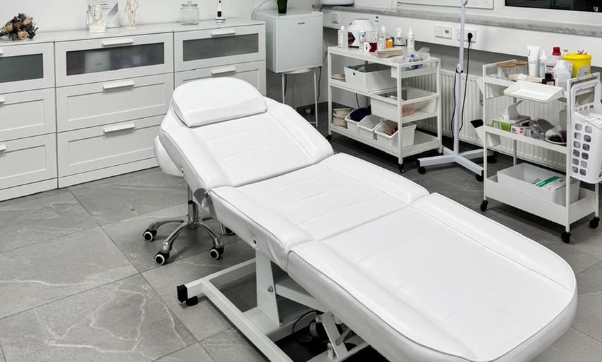 Image 4: Injektion von 0,75-2 ml Hyaluron im Gesicht für Zone nach Wahl