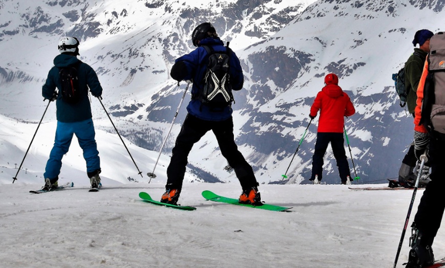 Image 2: 1, 2 o 3 días de alquiler de equipo de esquí para 1 persona