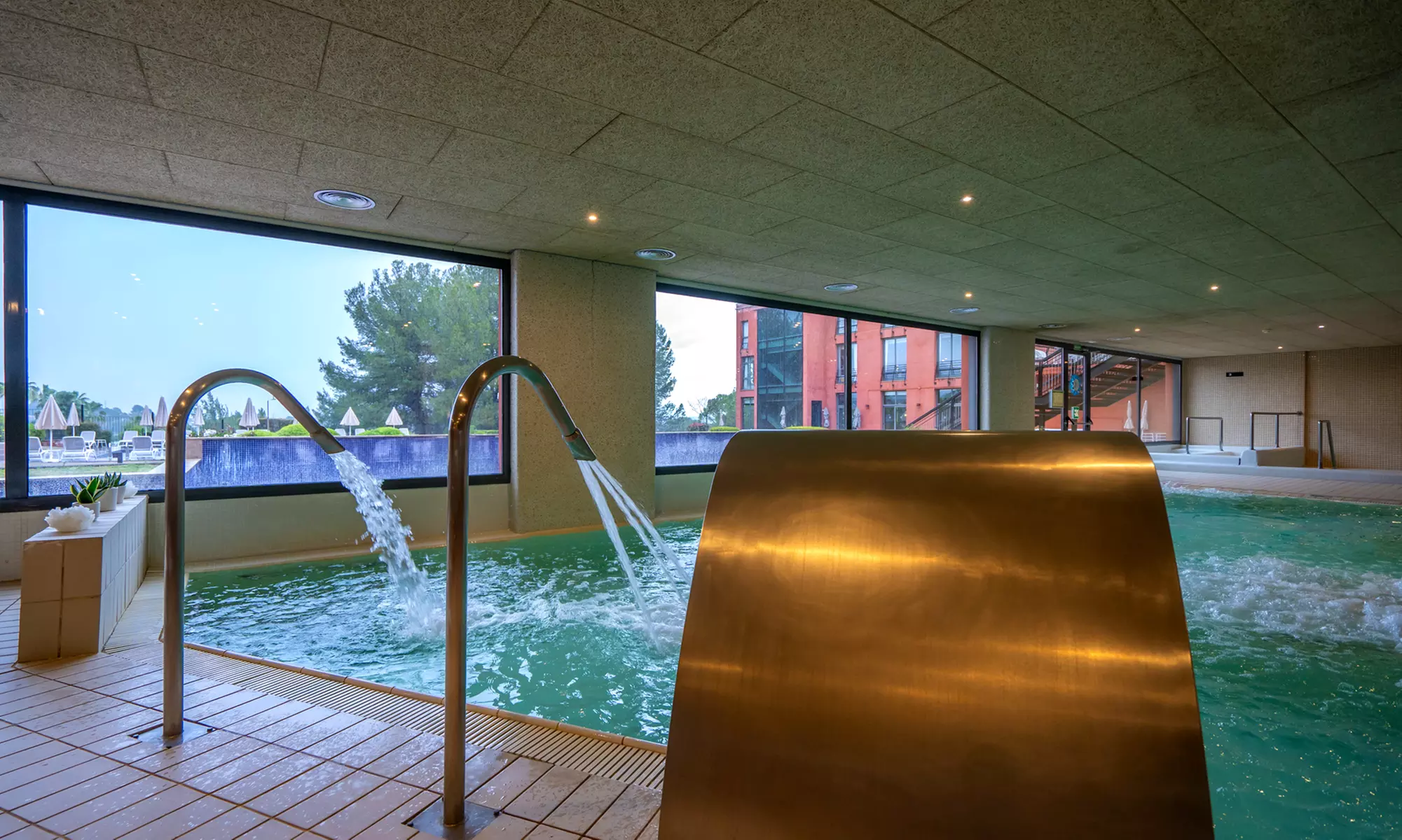 Bienestar de lujo: spa para 2 con opción a masaje y menú en resort 4*