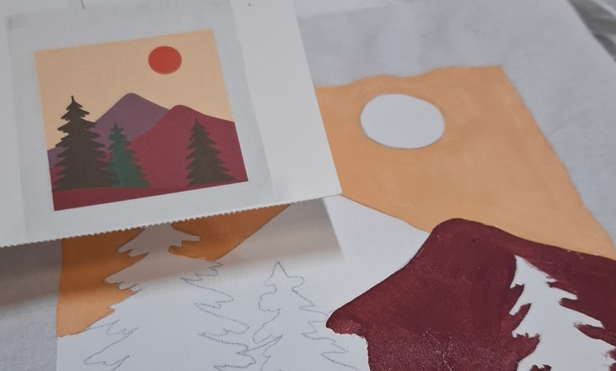 Image 6: Taller "Crea y pinta tu tote bag" con barra libre de vino para 1 o 2