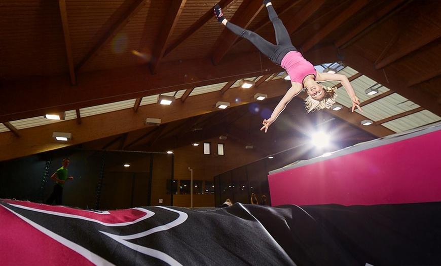 Image 2: 120 Min. Sprungspaß inkl. Anti-Rutsch-Socken für 1, 2 oder 4 Personen