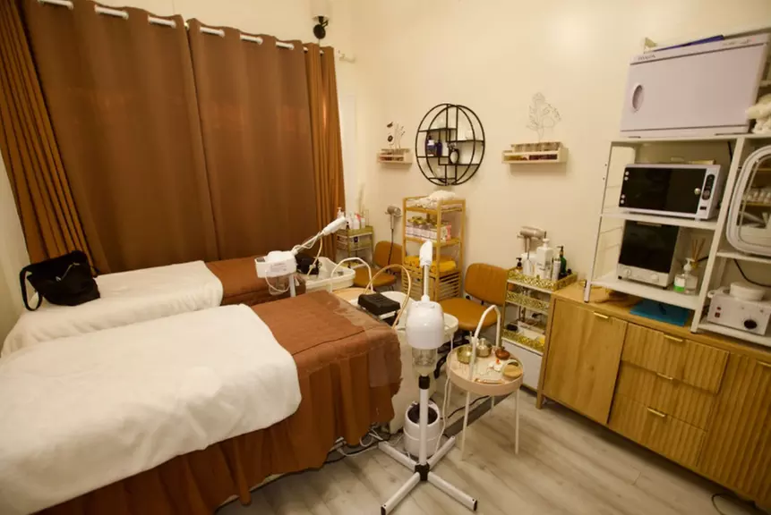 40% Off ‑60 or 80 Min Head Spa + Facial at Tarazz Salon