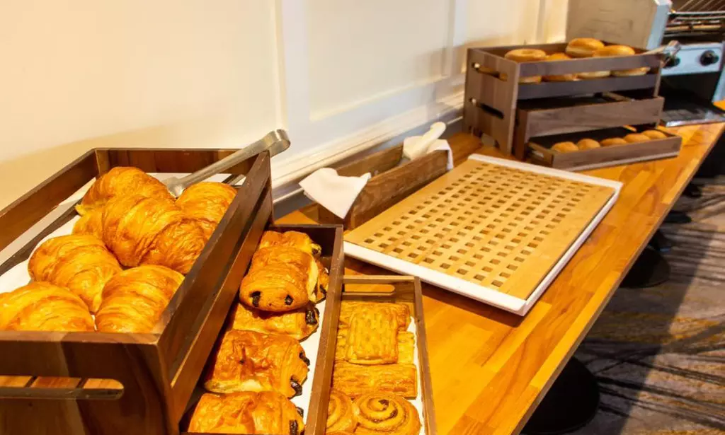 Manchester: 4* Club Room Stay with Breakfast & 20% off Food & Beverage