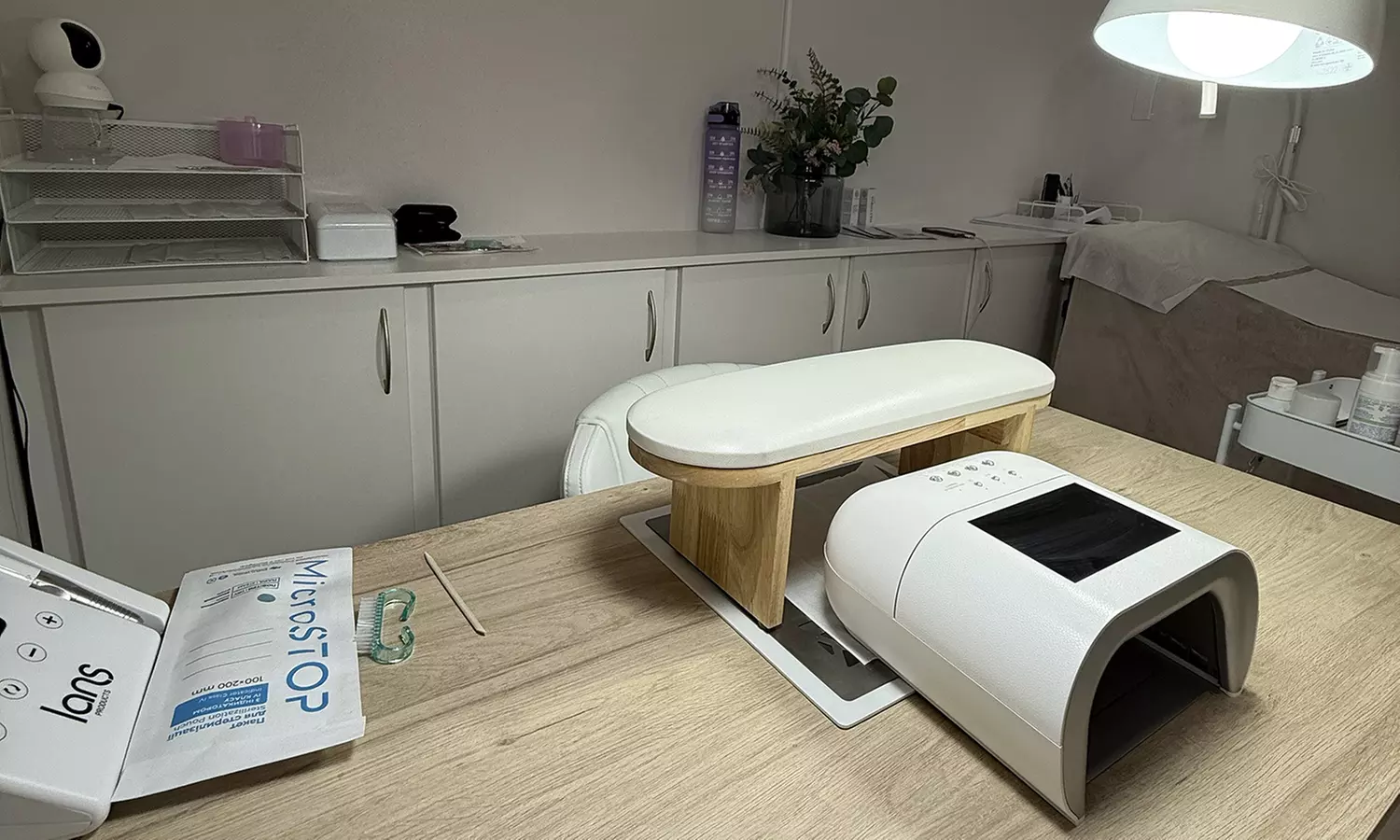 Manicura rusa con nivelación y/o pedicura con esmaltado semipermanente