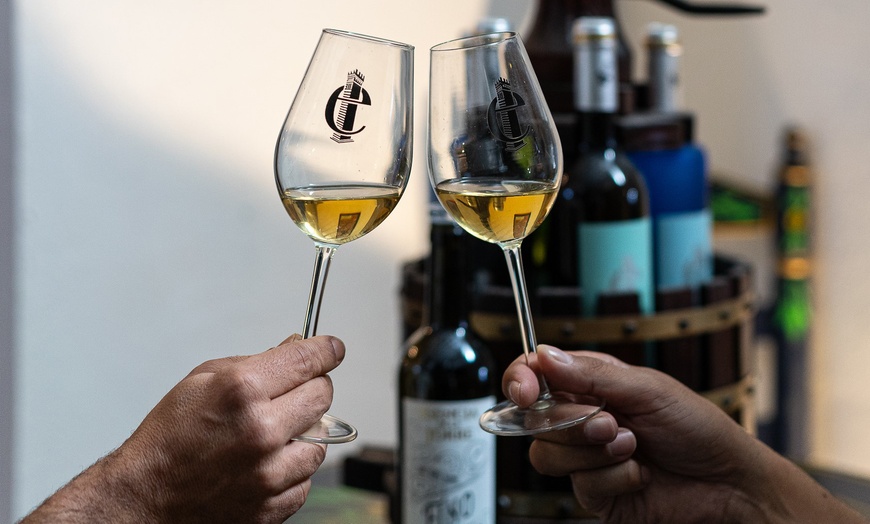 Image 11: Visita a bodega y cata de 5 vinos premiados o almuerzo/cena para 2 o 4