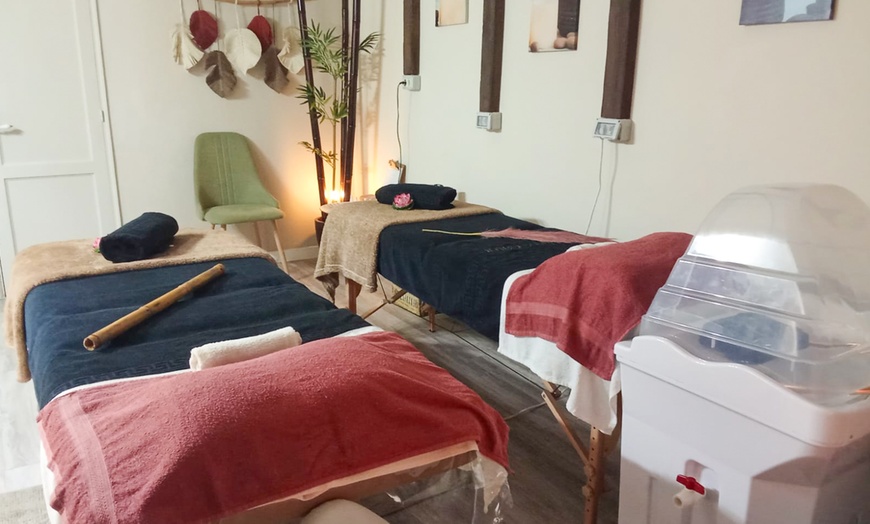 Image 2: Masaje de 25 o 50 minutos a elegir entre relajante o descontracturante