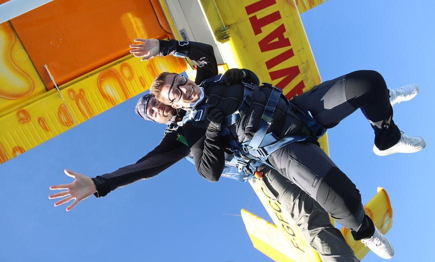 Image 8: Saut en parachute en tandem à 4000 m avec Alpes Aviation Parachutisme