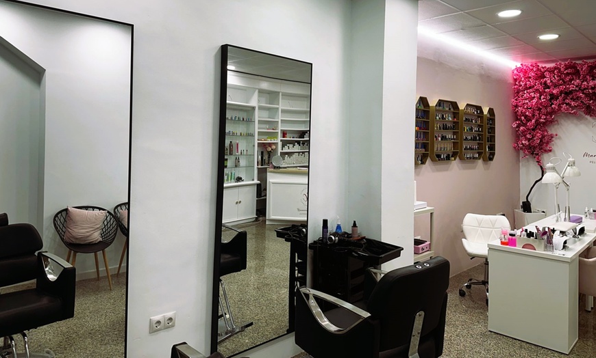 Image 2: Sesión de manicura y/o pedicura con esmaltado normal o semipermanente