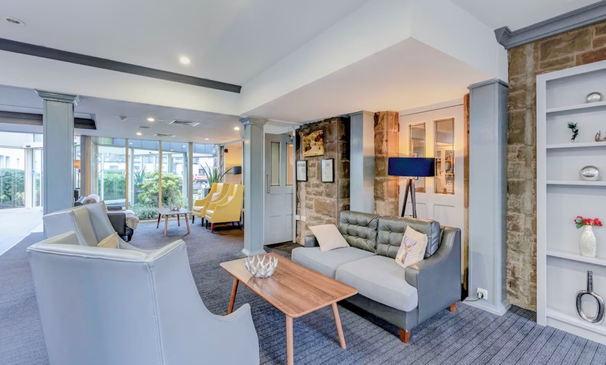 Image 3: Dundee: Elegant 4* Stay with Breakfast & Dinner