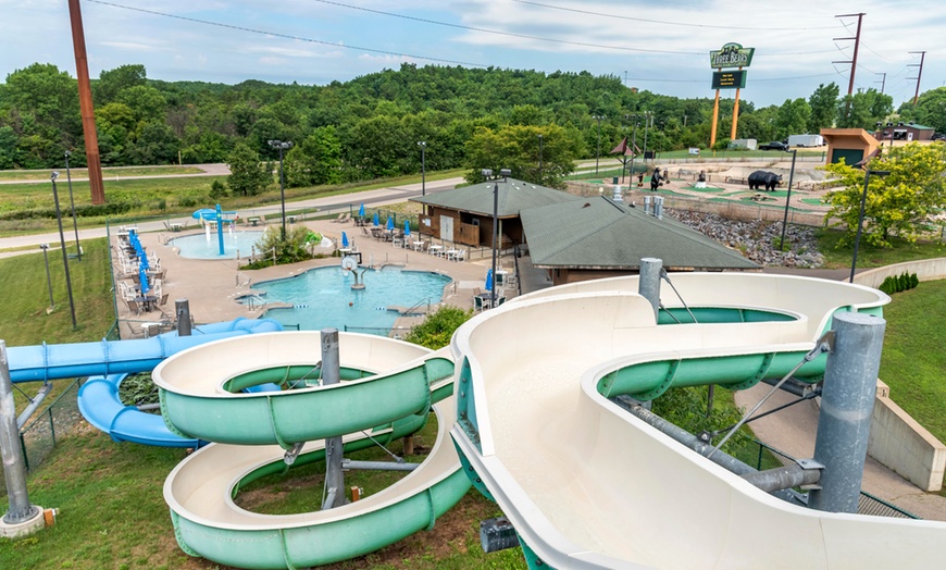 Image 29: Slides, pools & family fun at a Wisconsin waterpark resort